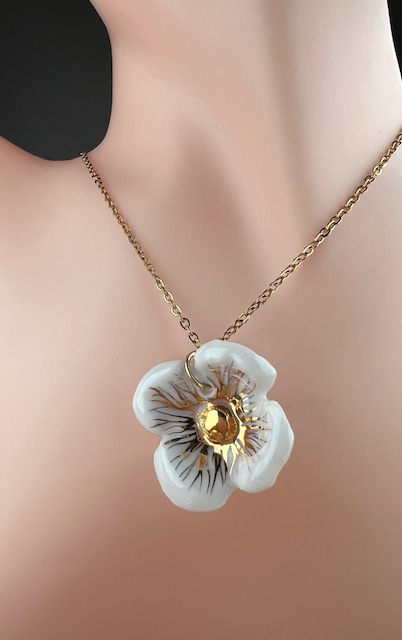 COLLIER FLEUR BLANC ET OR NAJDA 1
