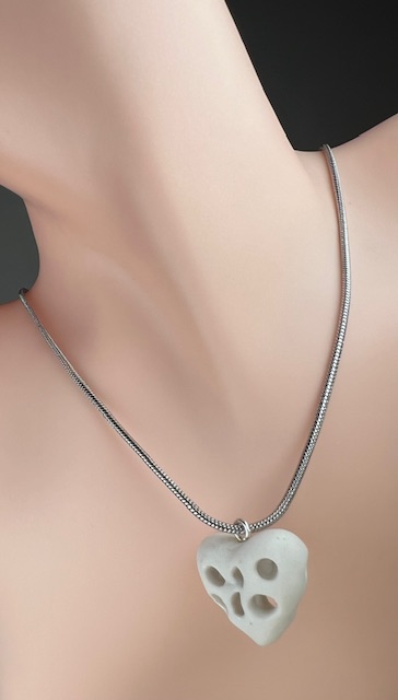 COLLIER PORCELAINE BLANCHE SUR CHAINE APADEVA 2