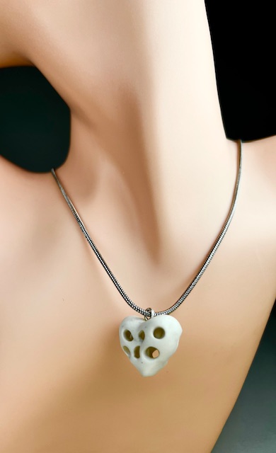 collier PORCELAINE BLANCHE SUR CHAINE APADEVA 1