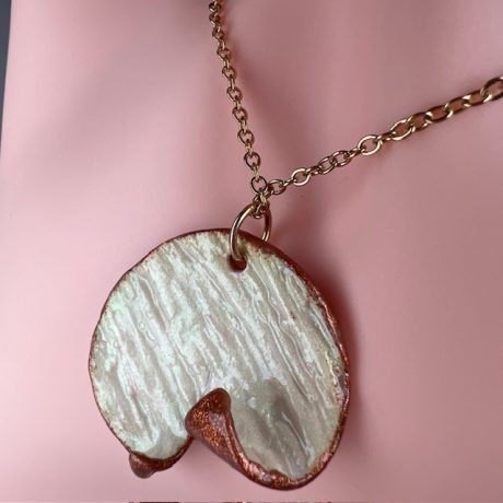 collier porcelaine sur chaine peinture métallisée ANASTASIA