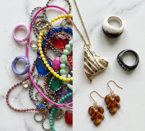 Bijoux plastiques vs bijoux en porcelaine