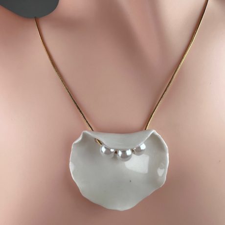 collier porcelaine blanche et perle sur cordon OLIANA