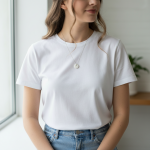 Femme portant collier porcelaine look casual minimaliste jean