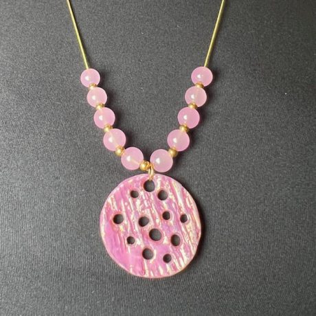 collier porcelaine perle  sur chaine peinture métallisée TSARINE