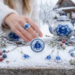 Украшения Mila из белого фарфора на фоне зимнего пейзажа в русском стиле.
