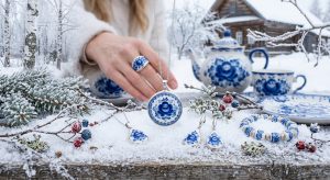 Bijoux Mila en porcelaine blanche sur décor hivernal d'inspiration russe