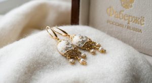 Boucles d'oreilles en porcelaine avec finitions précieuses inspirées de l'orfèvrerie russe