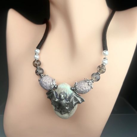 collier porcelaine peinture métal sur cordon CHAUVE SOURIS