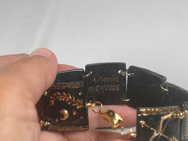Gravure Artémis 11/04/2026 au dos du bracelet en porcelaine