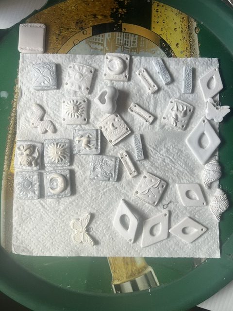 Pièces en porcelaine blanche crue en cours de séchage avant la première cuisson