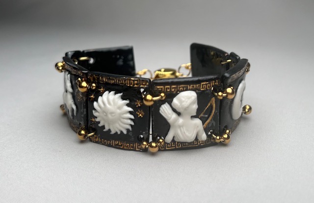Bracelet Artémis assemblé, plaques articulées reliées par des anneaux dorés